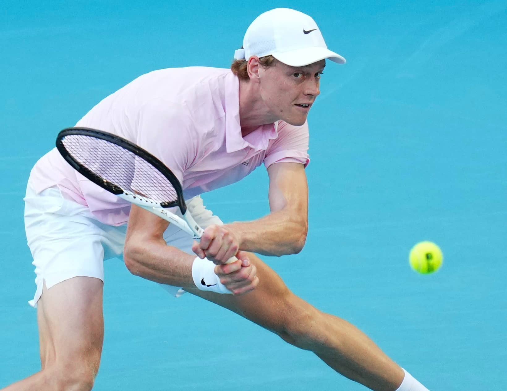 Jannik Sinner gesticulando con concentración durante su partido contra Alex Michelsen en el Miami Open 2026