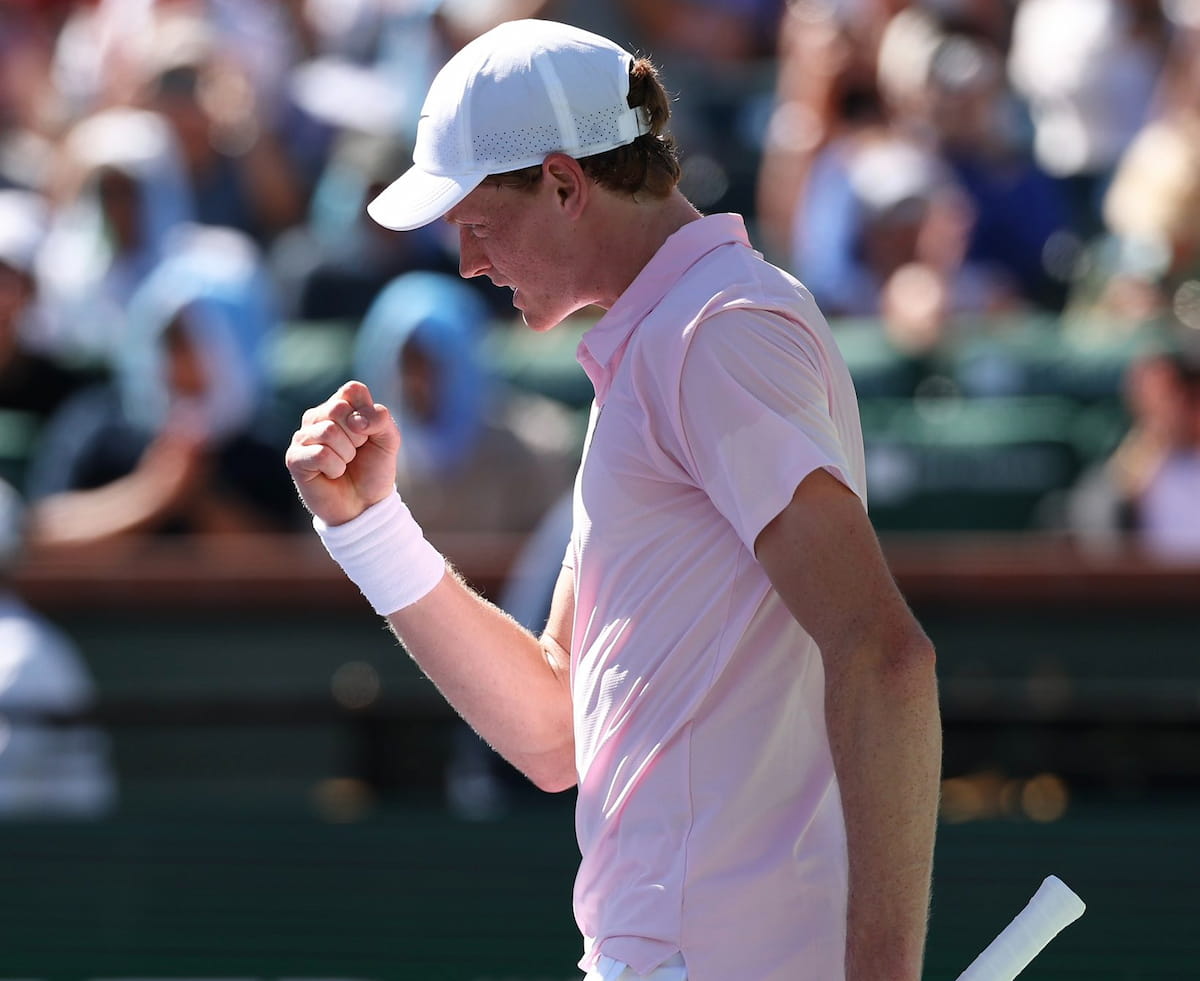 Jannik Sinner ajustando su gorra y concentrado durante una práctica bajo el sol de Florida.