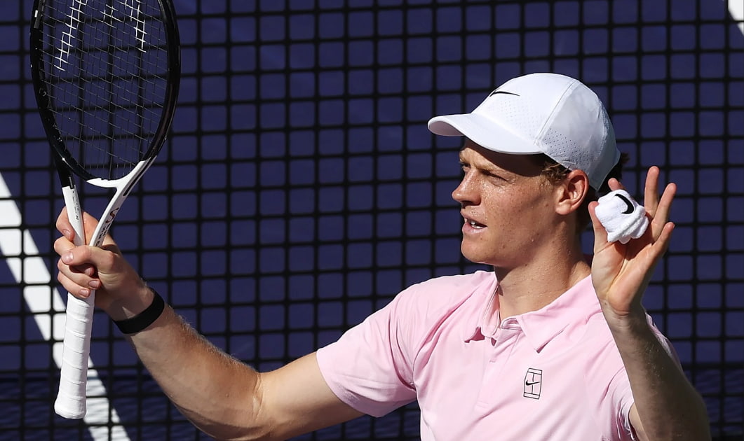 Jannik Sinner se concentra con raqueta en mano y un gesto con la bola en el Miami Open 2026.