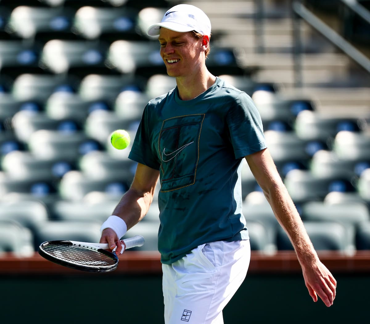 Jannik Sinner sonriendo durante una sesión de entrenamiento en Indian Wells 2026, analizando su posible cuadro de competición.