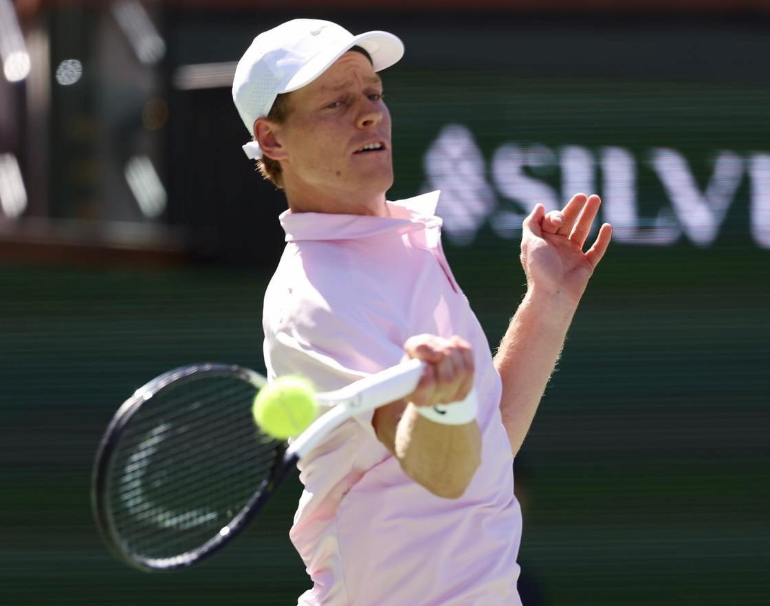 Jannik Sinner entrenando en el Miami Open tras su victoria en Indian Wells.