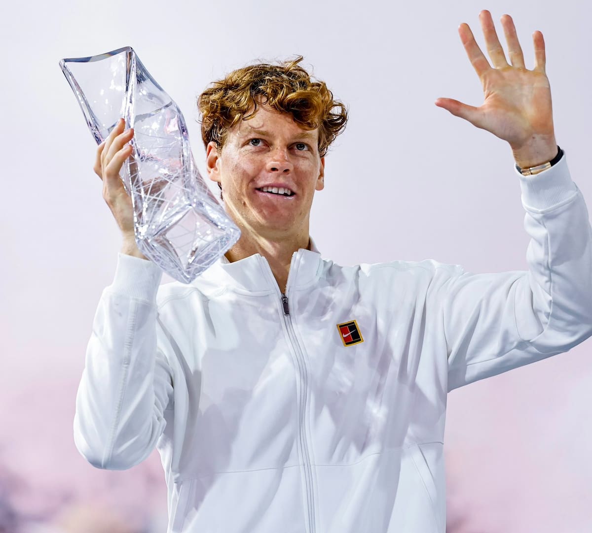 Jannik Sinner sostiene el trofeo del Miami Open tras ganar más de un millón de dólares en premios.