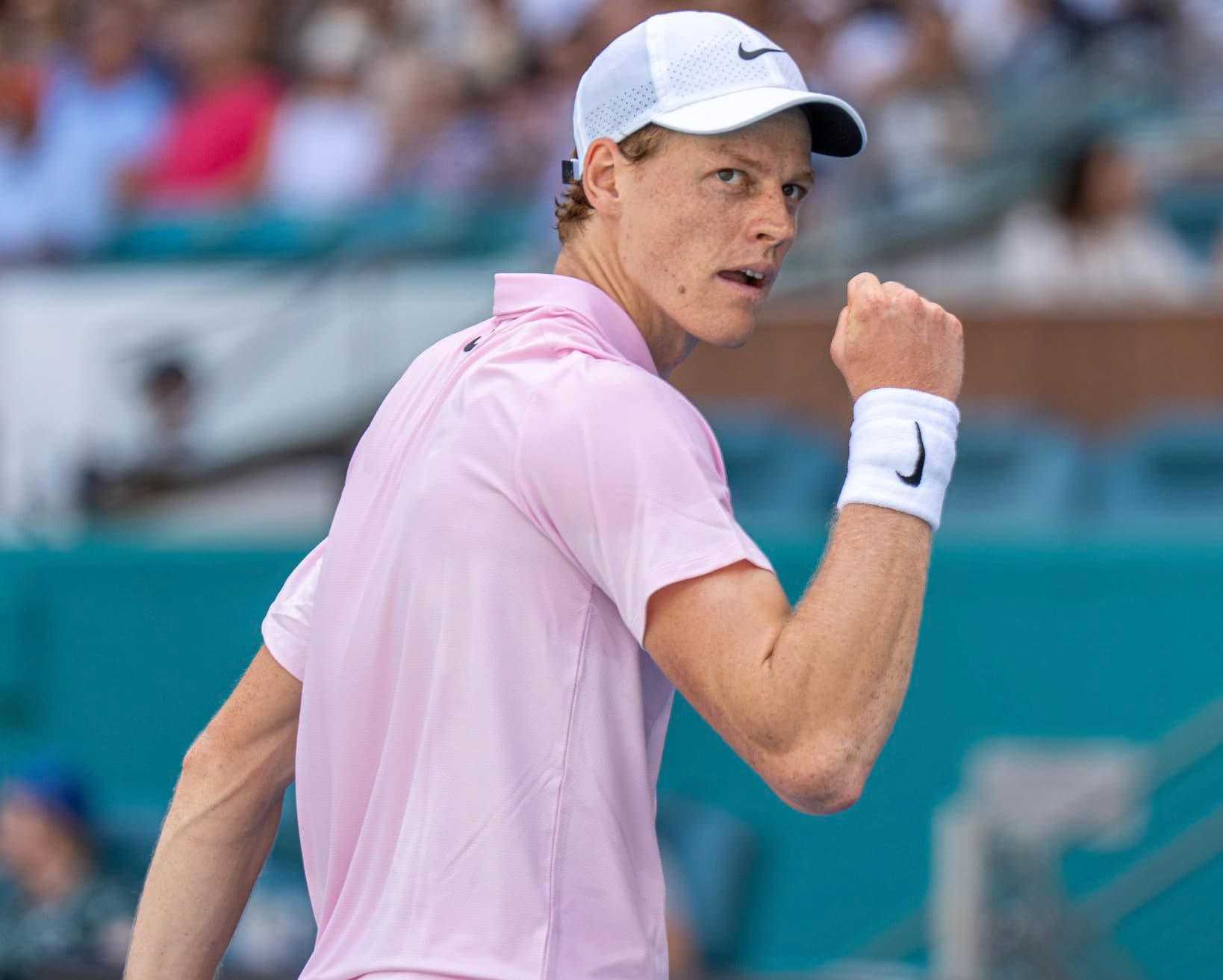 Jannik Sinner sonriendo durante una entrevista en el Miami Open tras las declaraciones de Joao Fonseca sobre su estilo de juego.