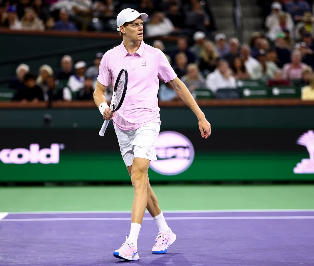 Jannik Sinner ejecutando una volea en la red durante su debut en Indian Wells 2026, alcanzando el récord histórico de Guillermo Vilas y John McEnroe.