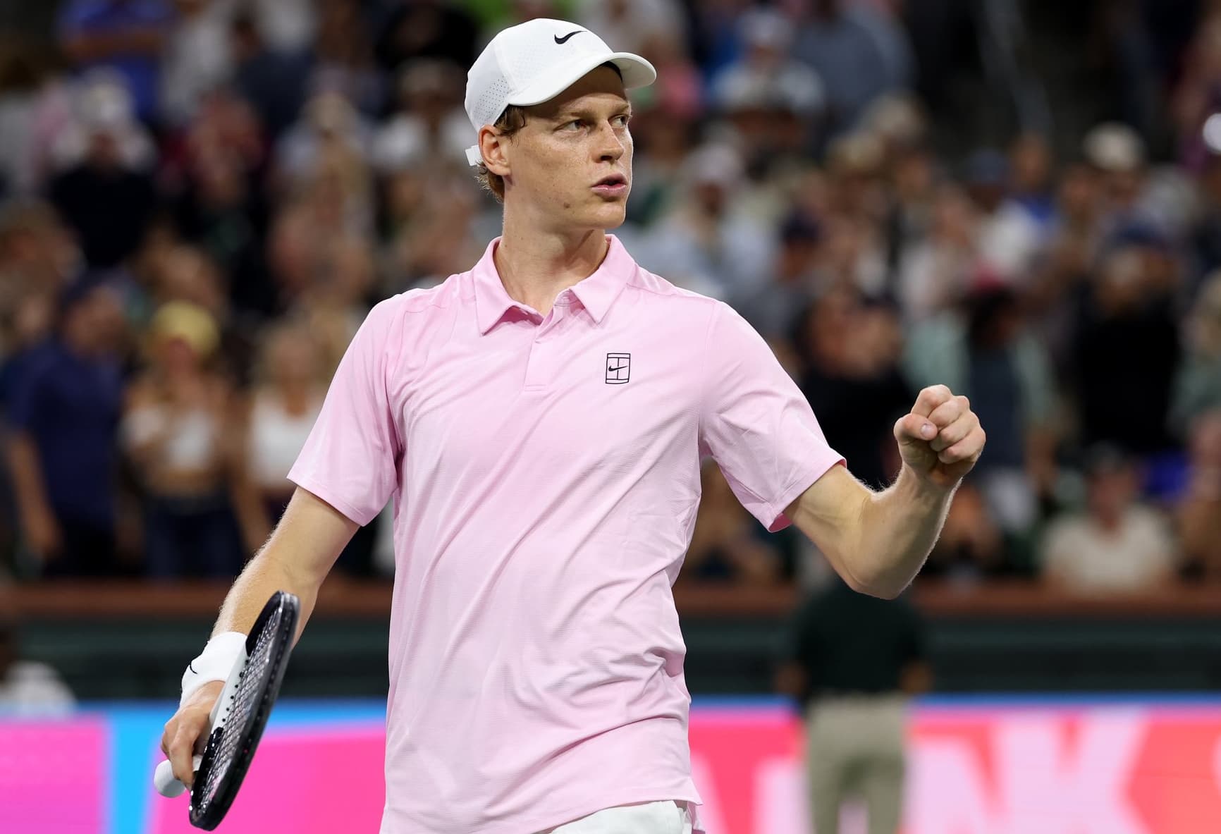 Jannik Sinner con semblante sereno y concentrado durante su victoria en octavos de final de Indian Wells 2026.