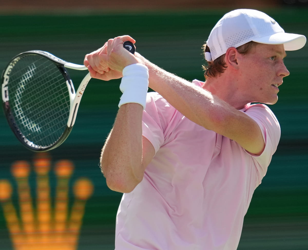 Jannik Sinner levantando el trofeo de Indian Wells 2026 tras una racha histórica de sets.