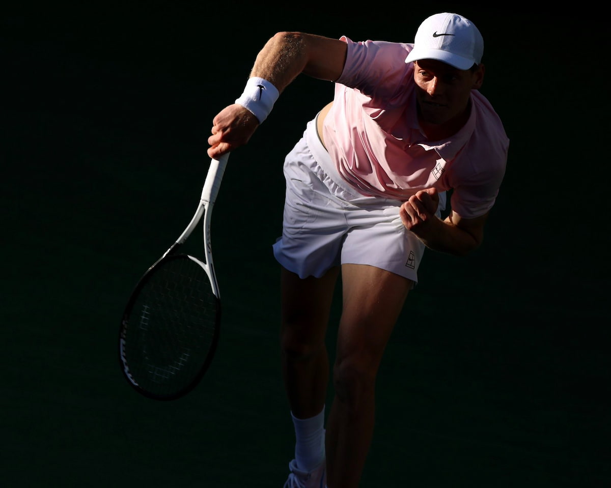 Jannik Sinner celebrando con el puño cerrado su victoria en octavos del Miami Open 2026, simbolizando su ascenso al podio histórico de Masters 1000 por delante de Federer.