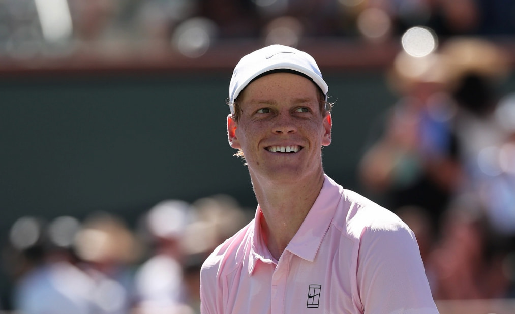 Jannik Sinner celebra su título en el Miami Open 2026 rodeado de datos estadísticos de sus récords.
