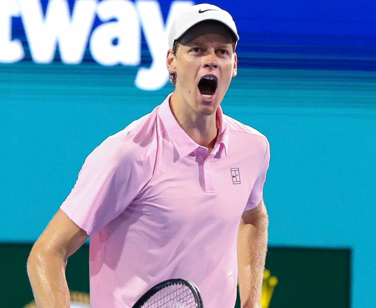 Jannik Sinner celebra su clasificación a la final de Miami, entrando en el club del Sunshine Double.