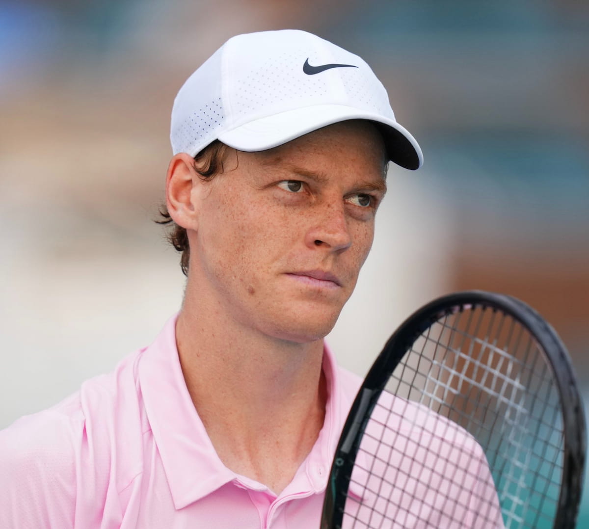 Jannik Sinner sonriendo durante su entrevista post-partido en el Miami Open 2026, tras clasificar a semifinales y responder a Carlos Alcaraz.