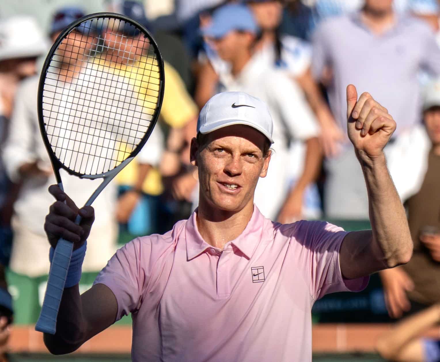 Jannik Sinner con gesto serio en rueda de prensa del Masters 1000 de Indian Wells 2026.