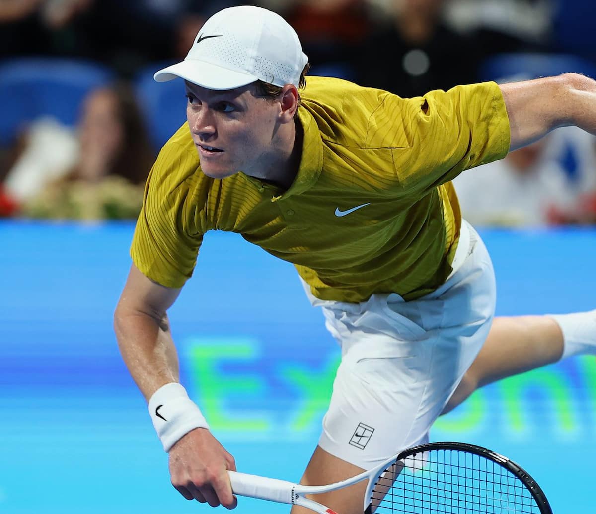 Close-up del movimiento de saque de Jannik Sinner, destacando el nuevo punto de impacto.