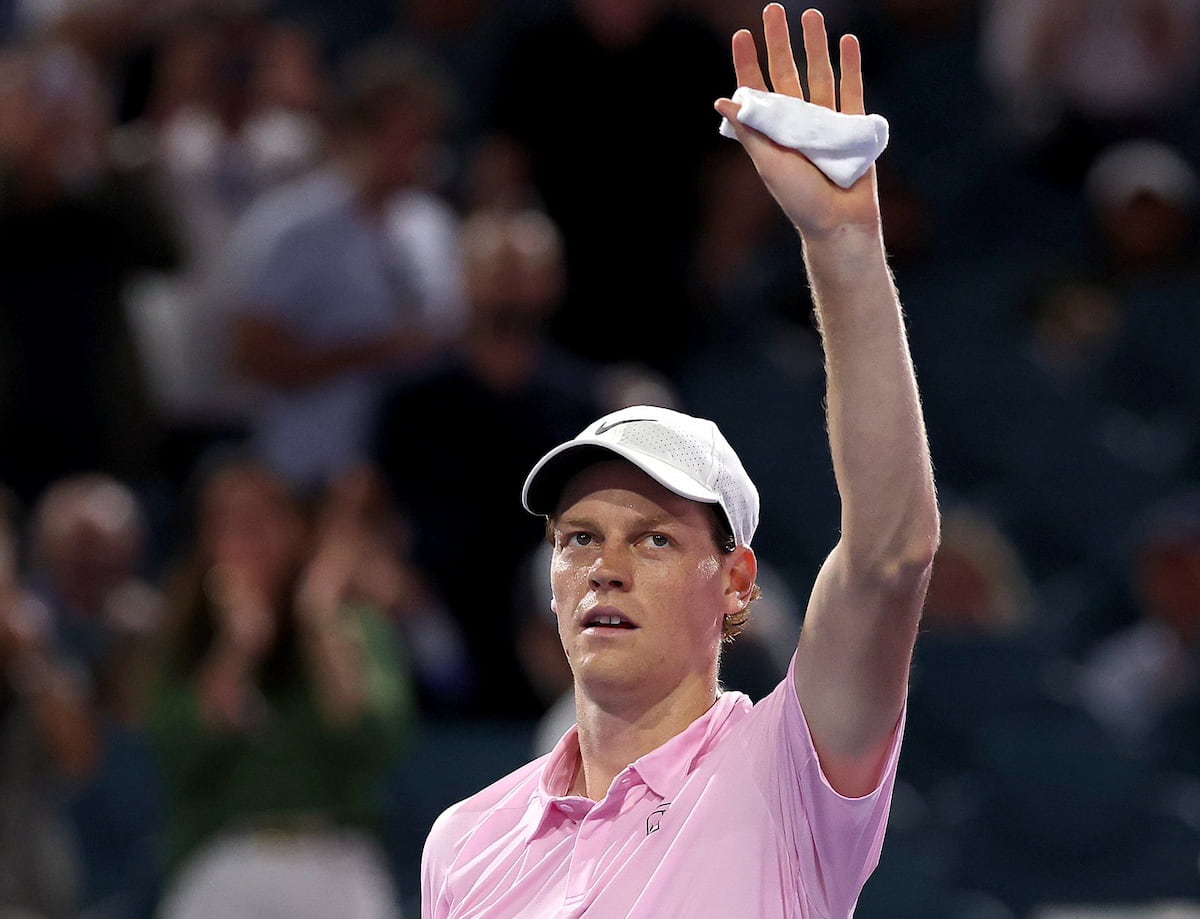 annik Sinner durante un servicio en el Miami Open 2026, concentrado y ejecutando su plan táctico ante un rival zurdo.