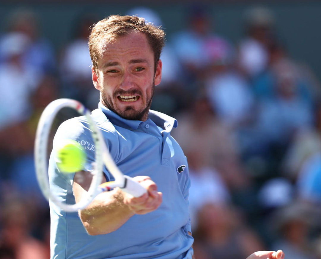 Daniil Medvedev concentrado durante un descanso, analizando su estrategia de juego.