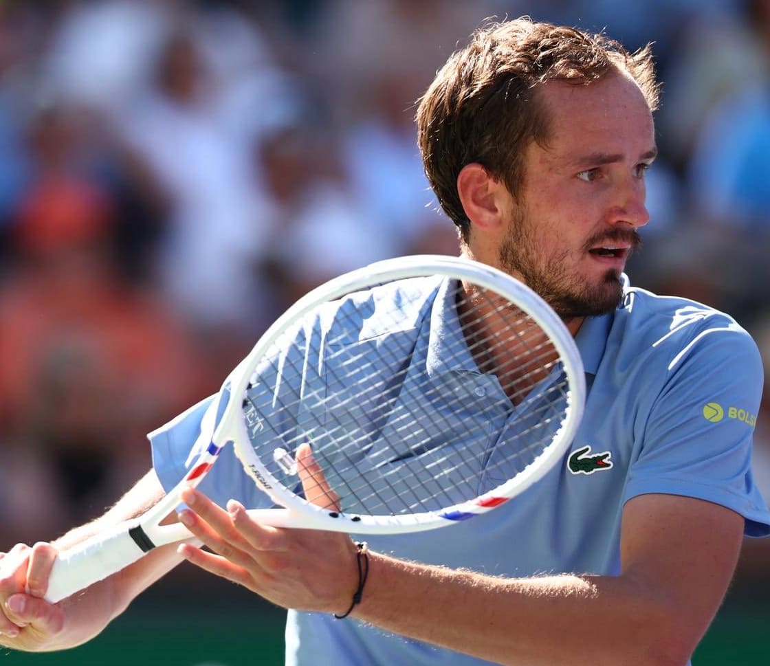Daniil Medvedev con gesto pensativo en rueda de prensa tras caer ante Sinner en Indian Wells.