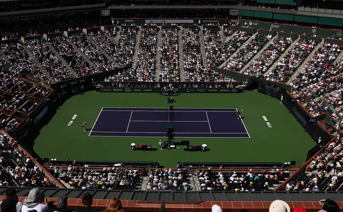 Vista aérea del Estadio 1 en el Indian Wells Tennis Garden bajo el atardecer de California, el segundo estadio de tenis más grande del mundo.