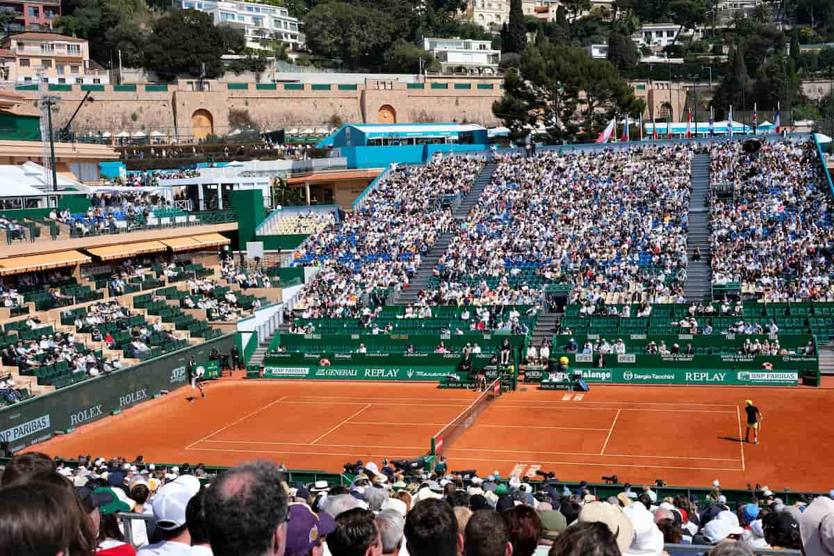Vista panorámica de la cancha central del Monte-Carlo Country Club durante un partido del Masters 1000.