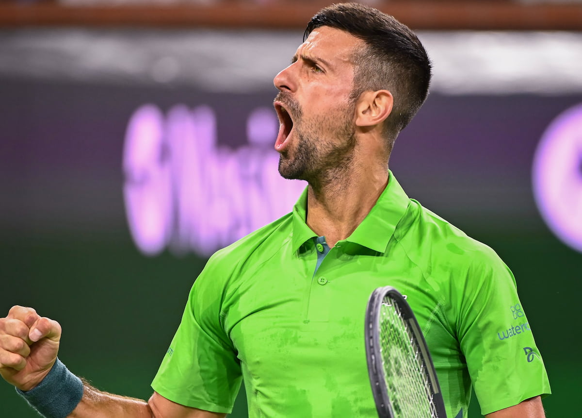 Novak Djokovic entrenando el servicio en las pistas rápidas de Indian Wells 2026, analizando sus posibles cruces.