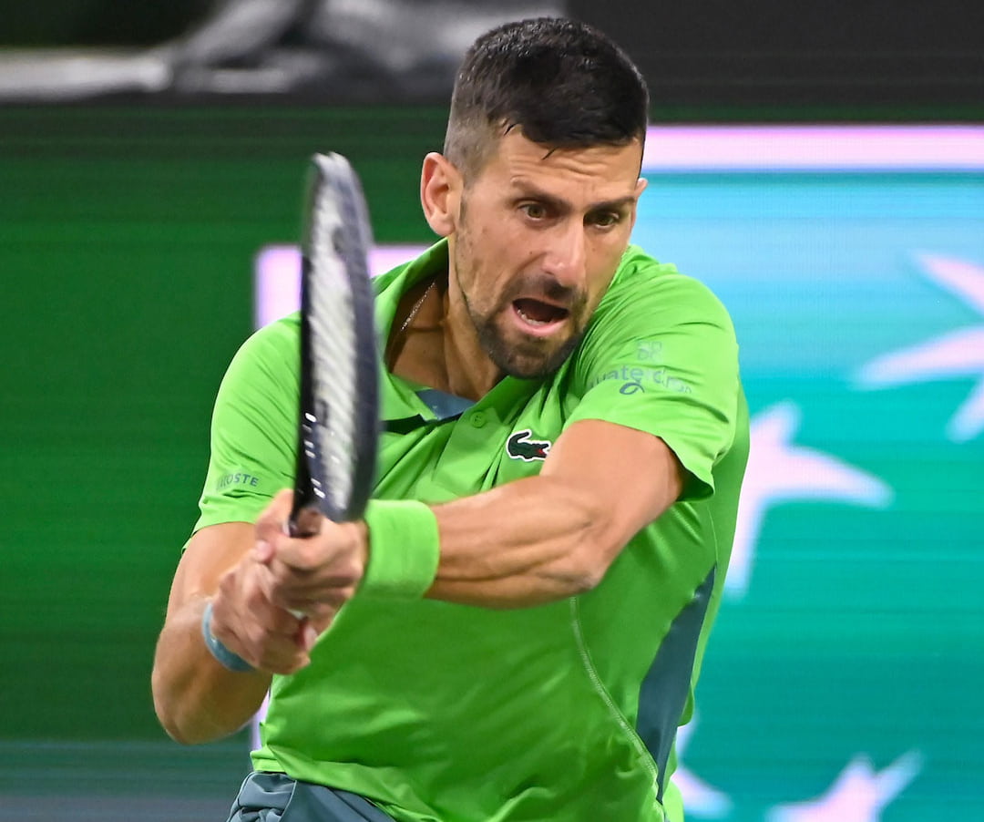 Novak Djokovic realizando un revés durante sus entrenamientos previos al Masters 1000 de Indian Wells 2026.