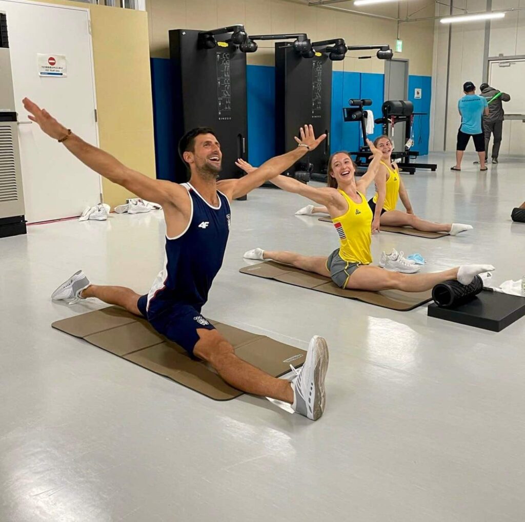 Novak Djokovic entrenando flexibilidad extrema con gimnastas olímpicas