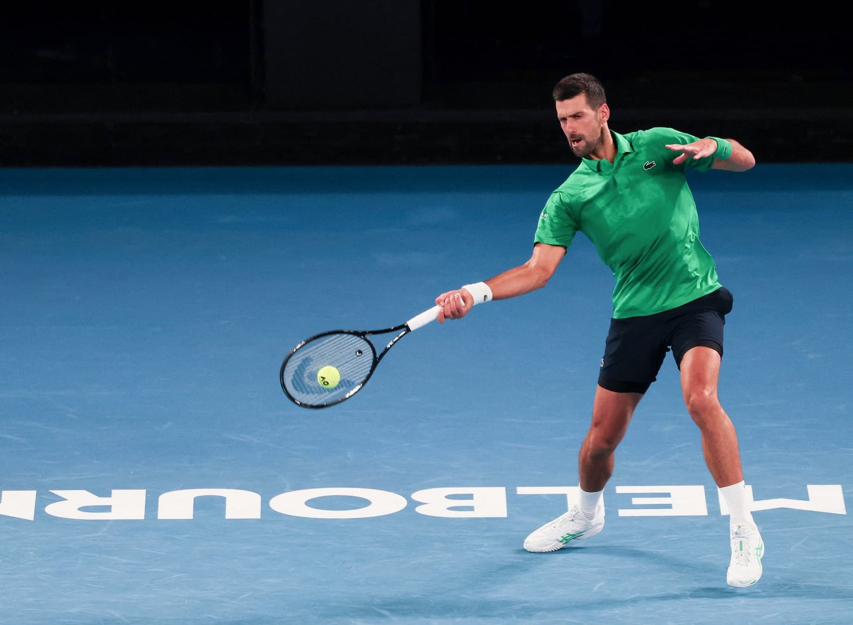 Novak Djokovic sentado en el banquillo durante una pausa en Indian Wells 2026, reflexionando sobre su futuro y su calidad para vencer a Alcaraz y Sinner.