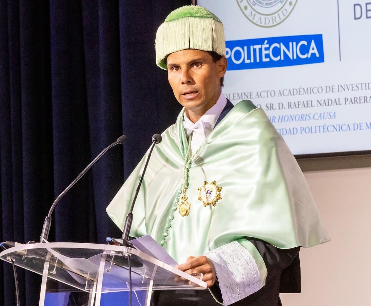 Rafa Nadal sonriendo durante un acto institucional, representando los valores de humildad y disciplina que le inculcó su familia.