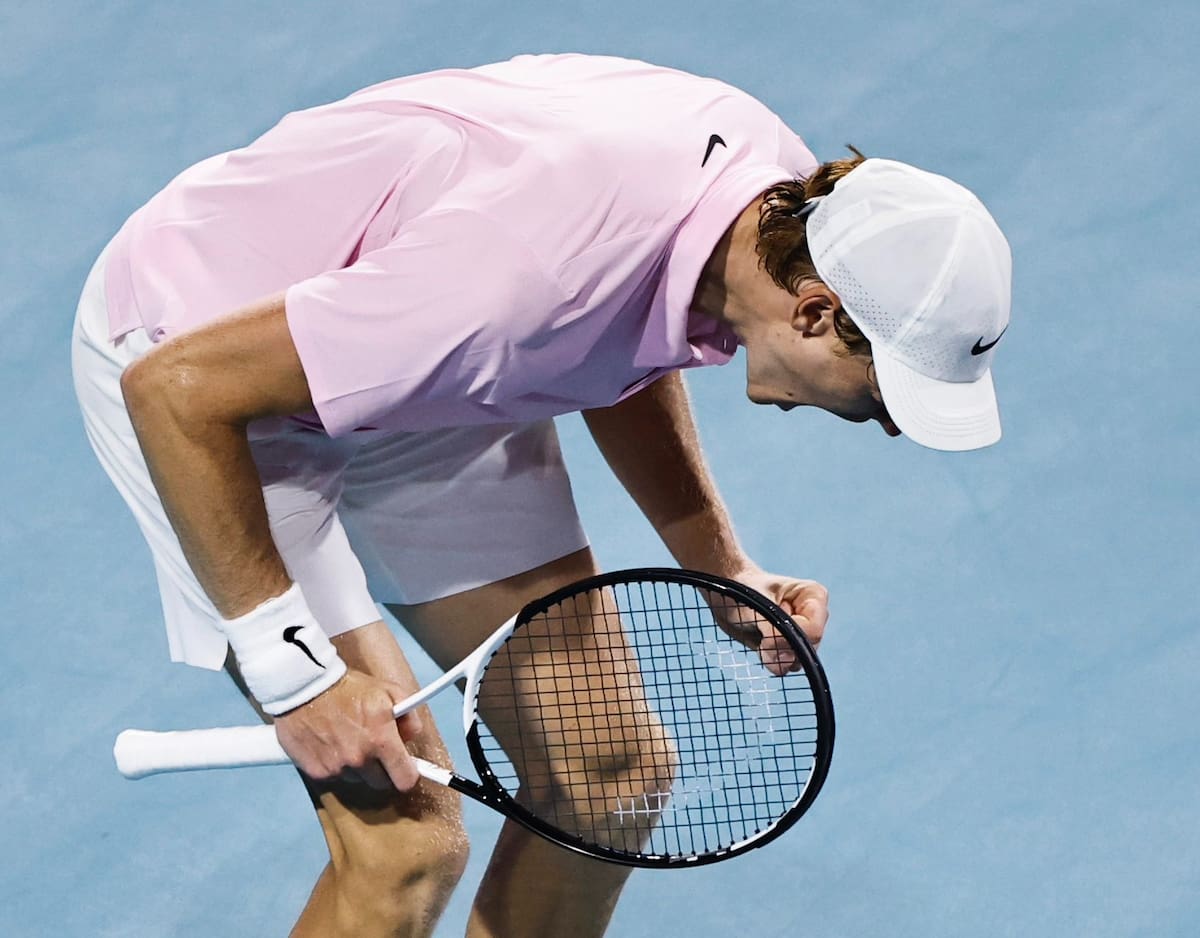 Jannik Sinner celebrando con el puño cerrado su posición en el Ranking ATP.