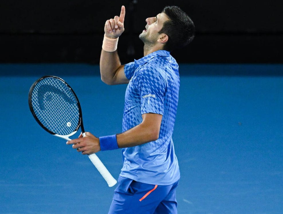 Primer plano de una raqueta de tenis clásica de Novak Djokovic, utilizada en la final del Australian Open 2012.