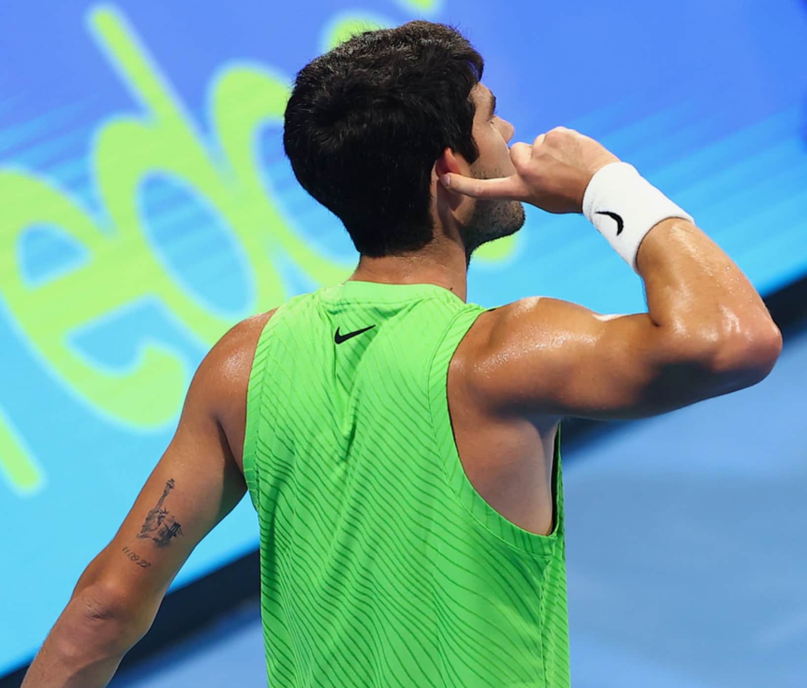 Carlos Alcaraz celebra un punto clave, reflejando la revolución del tenis mundial mencionada por Rick Macci.