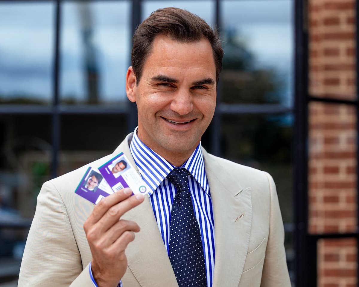 Primer plano de Roger Federer sonriendo durante un evento oficial de tenis en el Salón de la Fama.