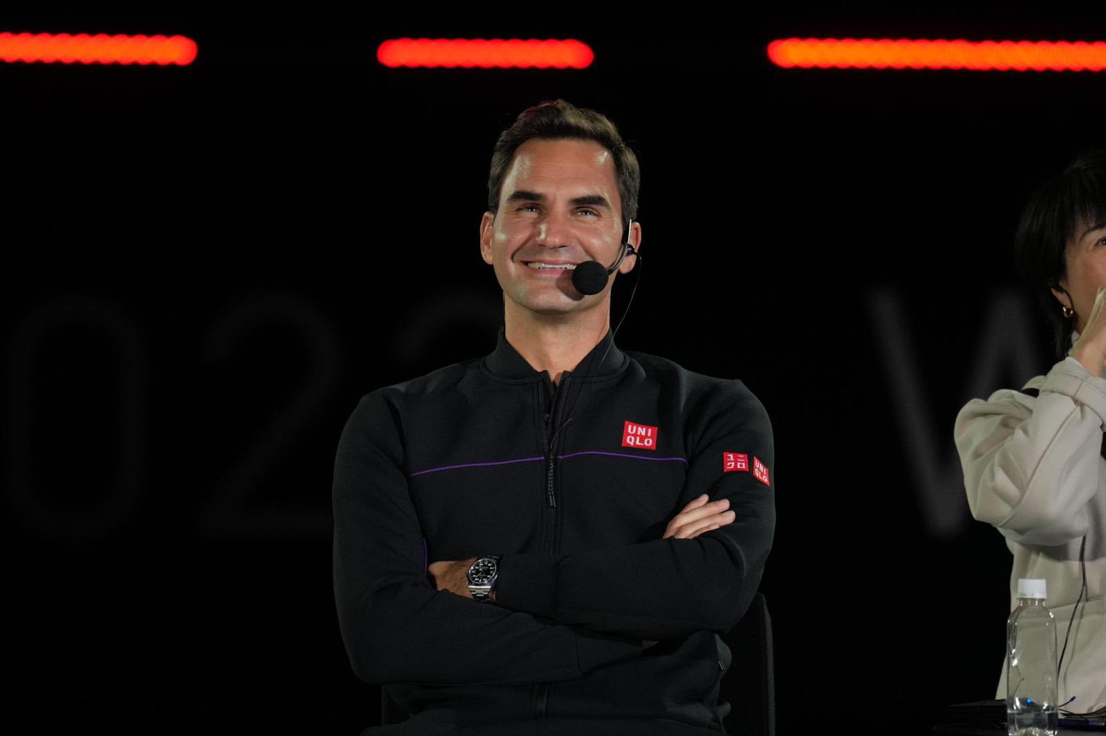 Roger Federer sonriendo con elegancia durante un evento de gala, representando su éxito empresarial.