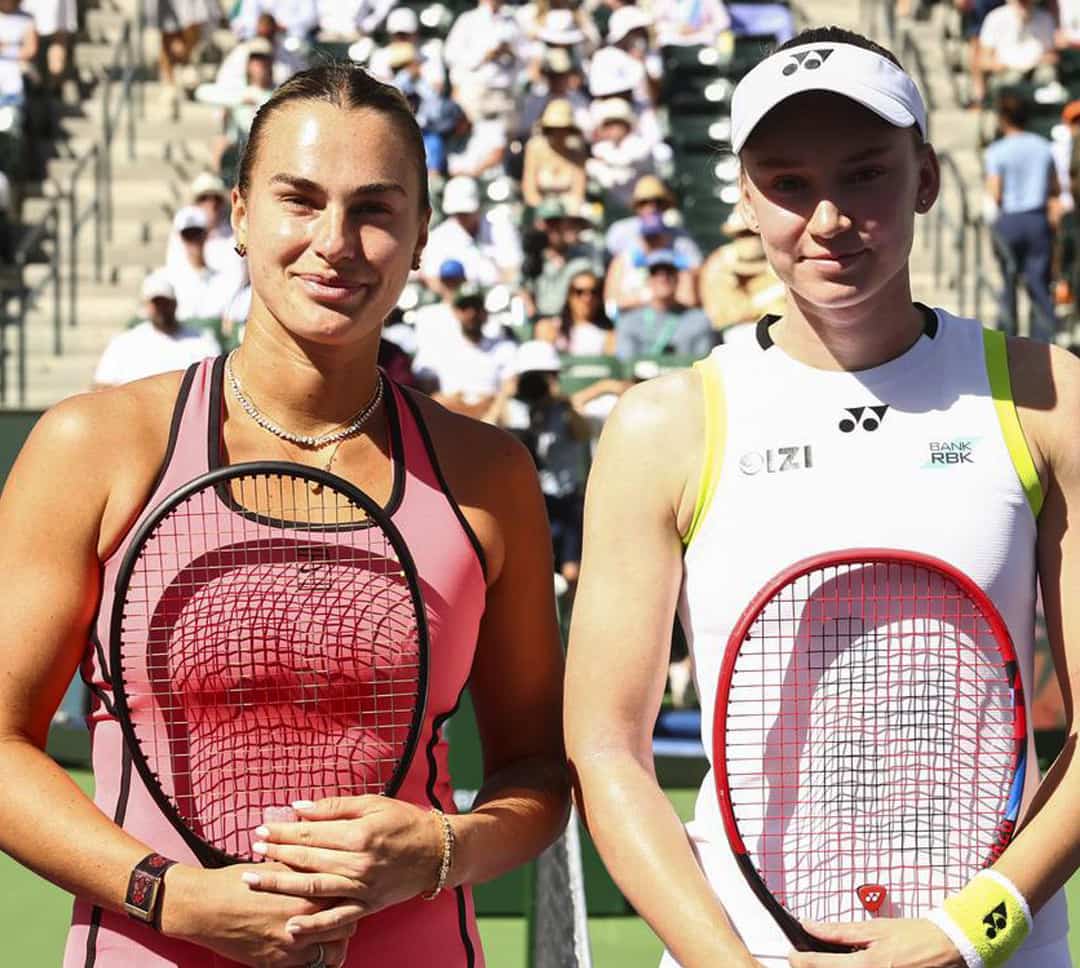 Aryna Sabalenka con gesto de concentración máxima durante su partido en el Miami Open, preparándose para enfrentar a Elena Rybakina en semifinales.