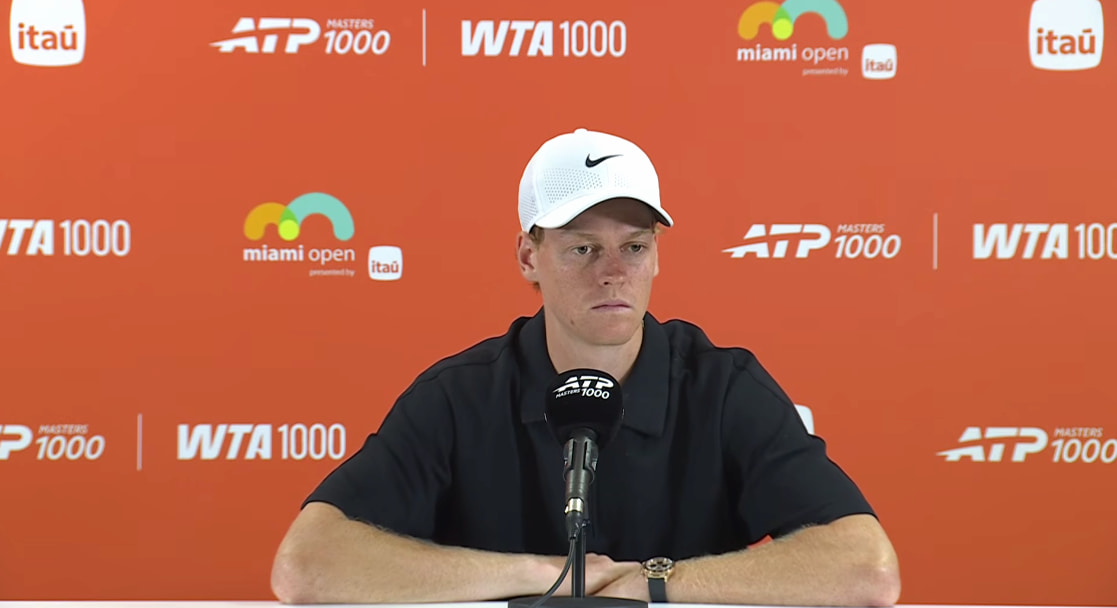 Jannik Sinner durante una pausa en el Miami Open 2026, reflexionando sobre su ascenso en el ranking ATP frente a Carlos Alcaraz.