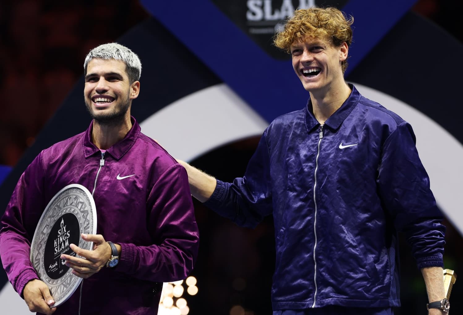 Jannik Sinner y Carlos Alcaraz ríen juntos durante la premiación del Six Kings Slam.