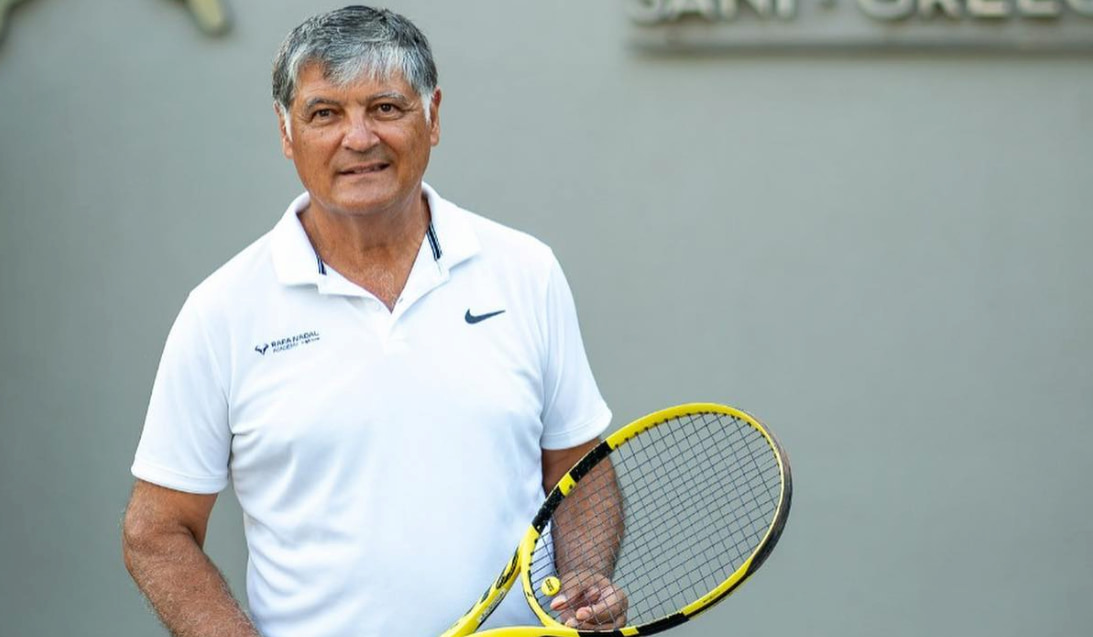 Toni Nadal durante una intervención analizando el futuro de Carlos Alcaraz en la tierra batida.