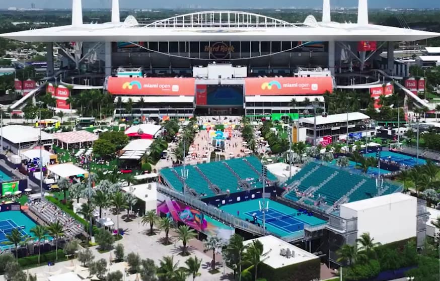 Panorámica aérea de las instalaciones del Miami Open 2026 en el Hard Rock Stadium de Florida.