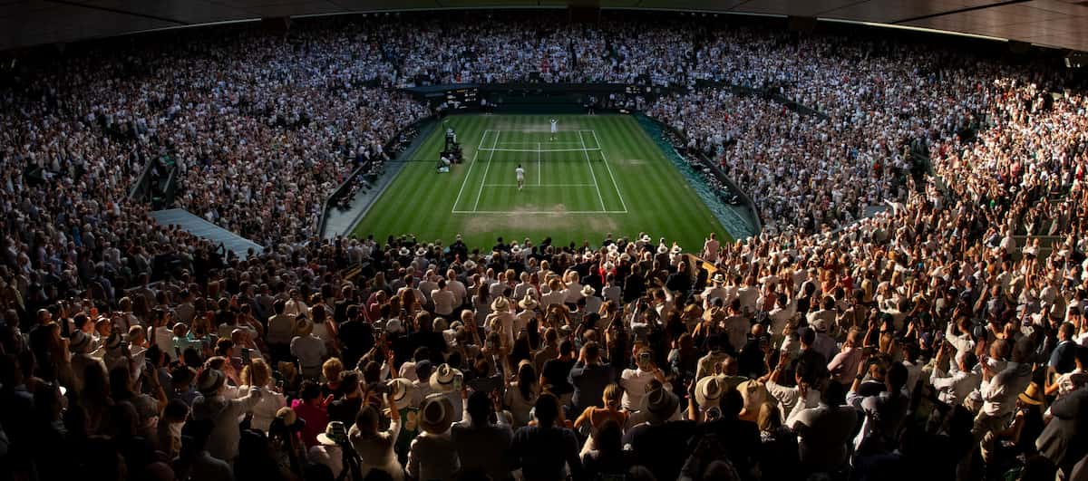 Vista panorámica de la Pista Central de Wimbledon con la grada llena y el techo cerrado, preparándose para la edición 2026.