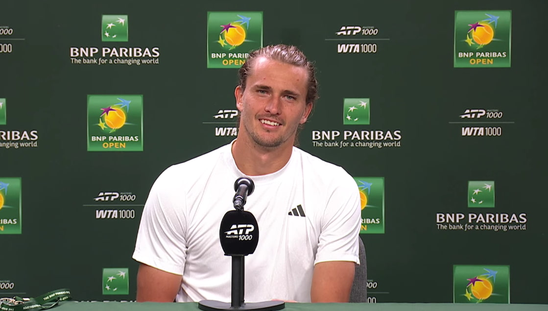 Alexander Zverev sonriendo mientras relata sus anécdotas de golf con Carlos Alcaraz y Novak Djokovic en el desierto.