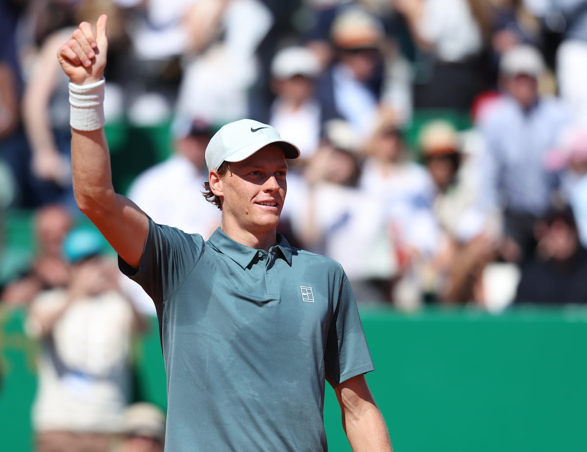 Jannik Sinner celebrando con un gesto de alivio y puño cerrado tras superar sus molestias físicas en el Masters 1000 de Montecarlo.