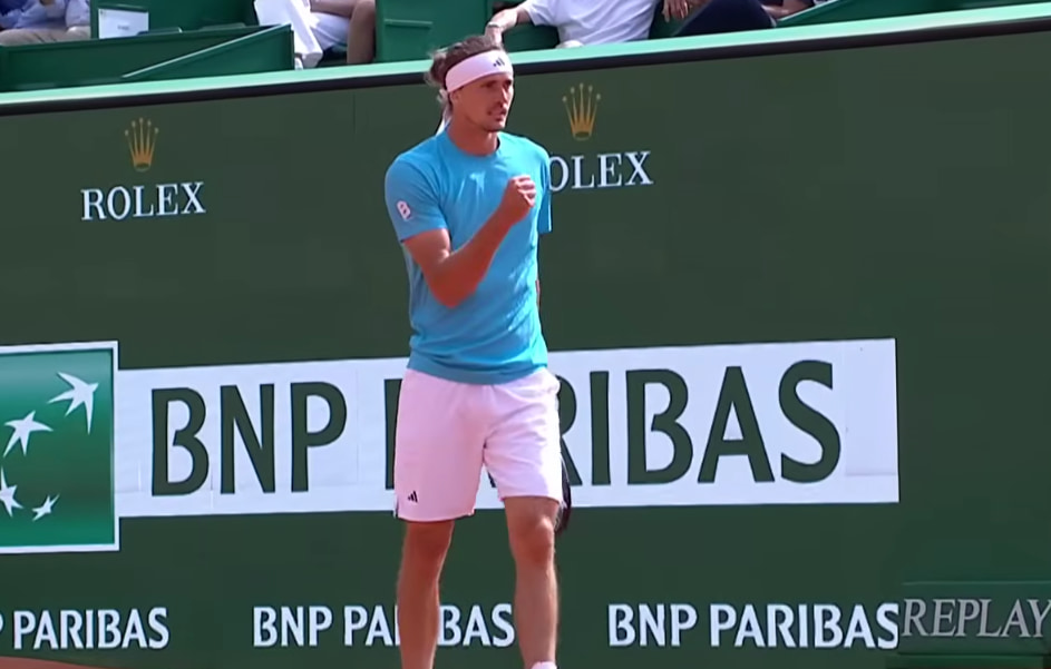 Alexander Zverev celebrando con los brazos en alto tras vencer a Joao Fonseca en los cuartos de final de Montecarlo 2026.