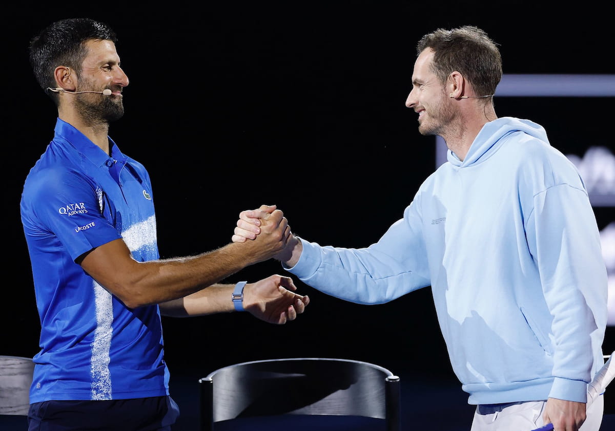 Andy Murray con expresión reflexiva durante su entrevista con Sky Sports, analizando su etapa como entrenador de Novak Djokovic.