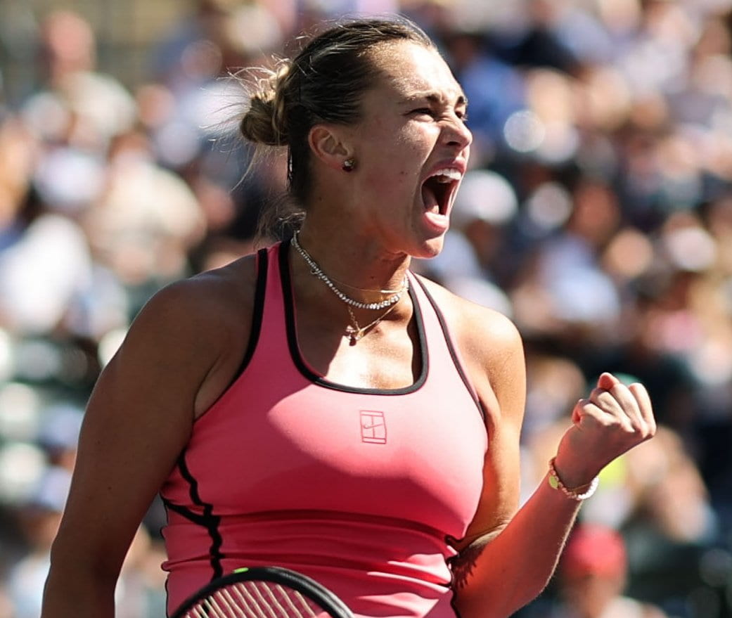 Aryna Sabalenka con gesto reflexivo durante un entrenamiento, ilustrando su fortaleza mental tras superar momentos personales difíciles.