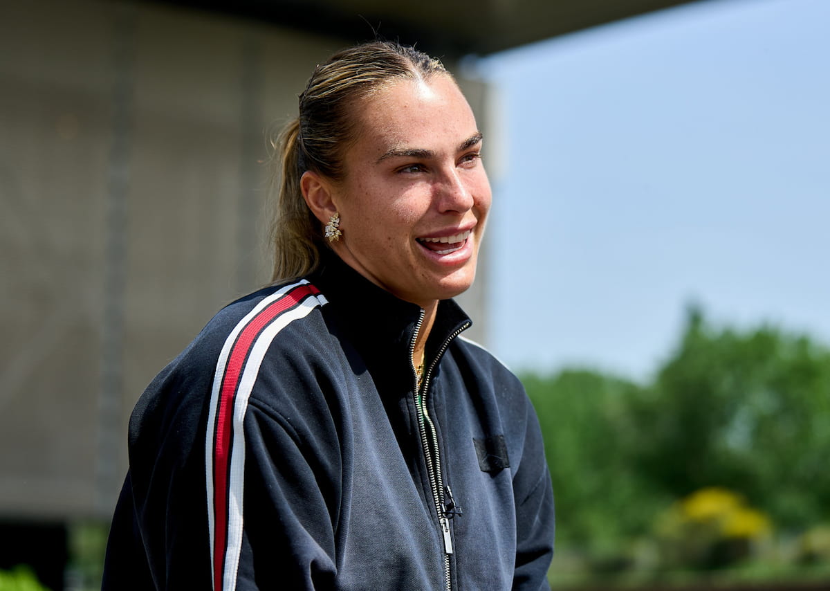 Aryna Sabalenka gesticulando con intensidad durante una entrevista, representando su fuerte mentalidad competitiva.
