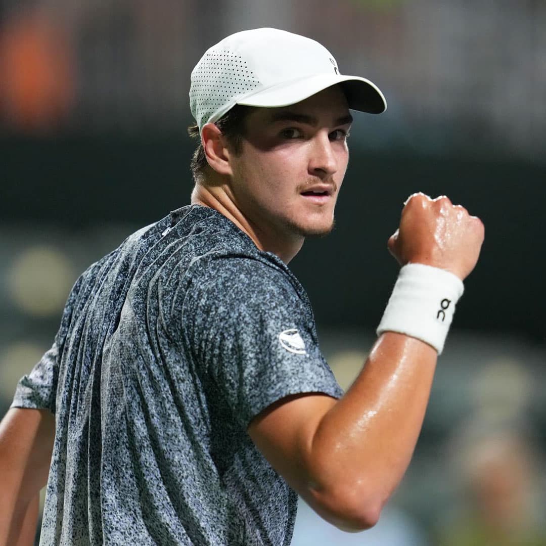 Boris Becker durante una conferencia de prensa de los Premios Laureus, hablando con autoridad sobre las nuevas promesas del tenis mundial.