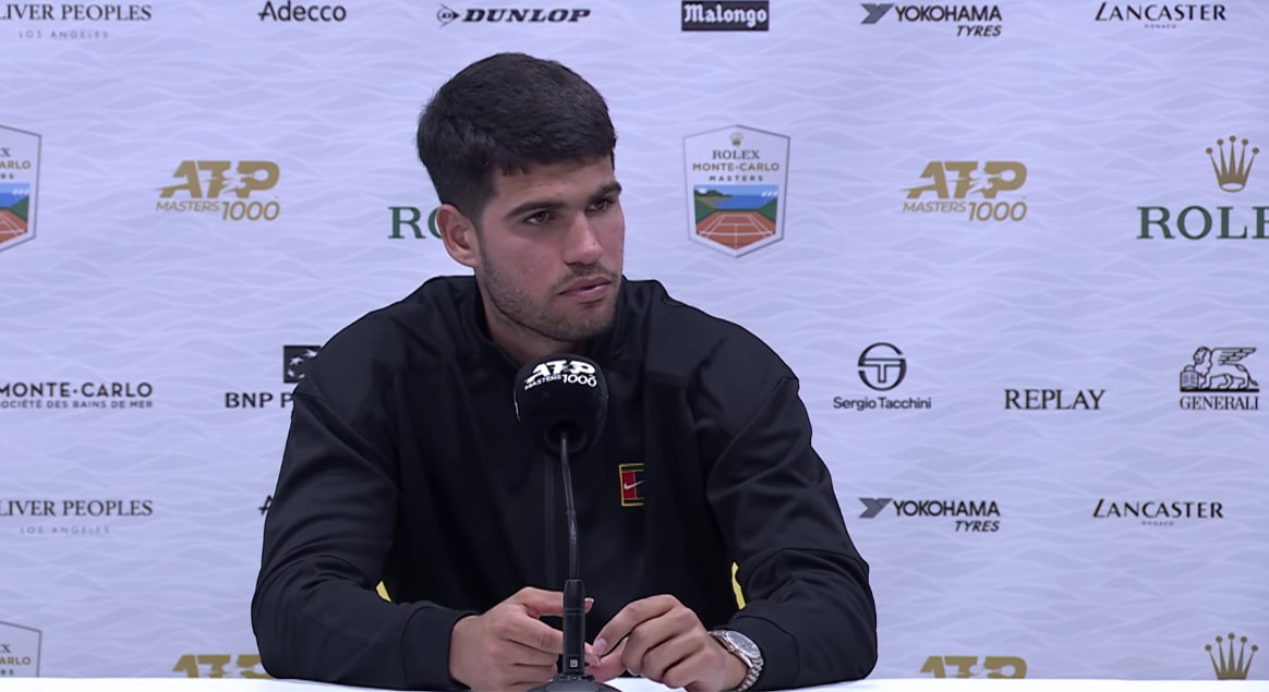 Carlos Alcaraz deslizándose sobre la arcilla roja del Country Club de Mónaco durante su primer entrenamiento previo al debut en el Masters 1000.