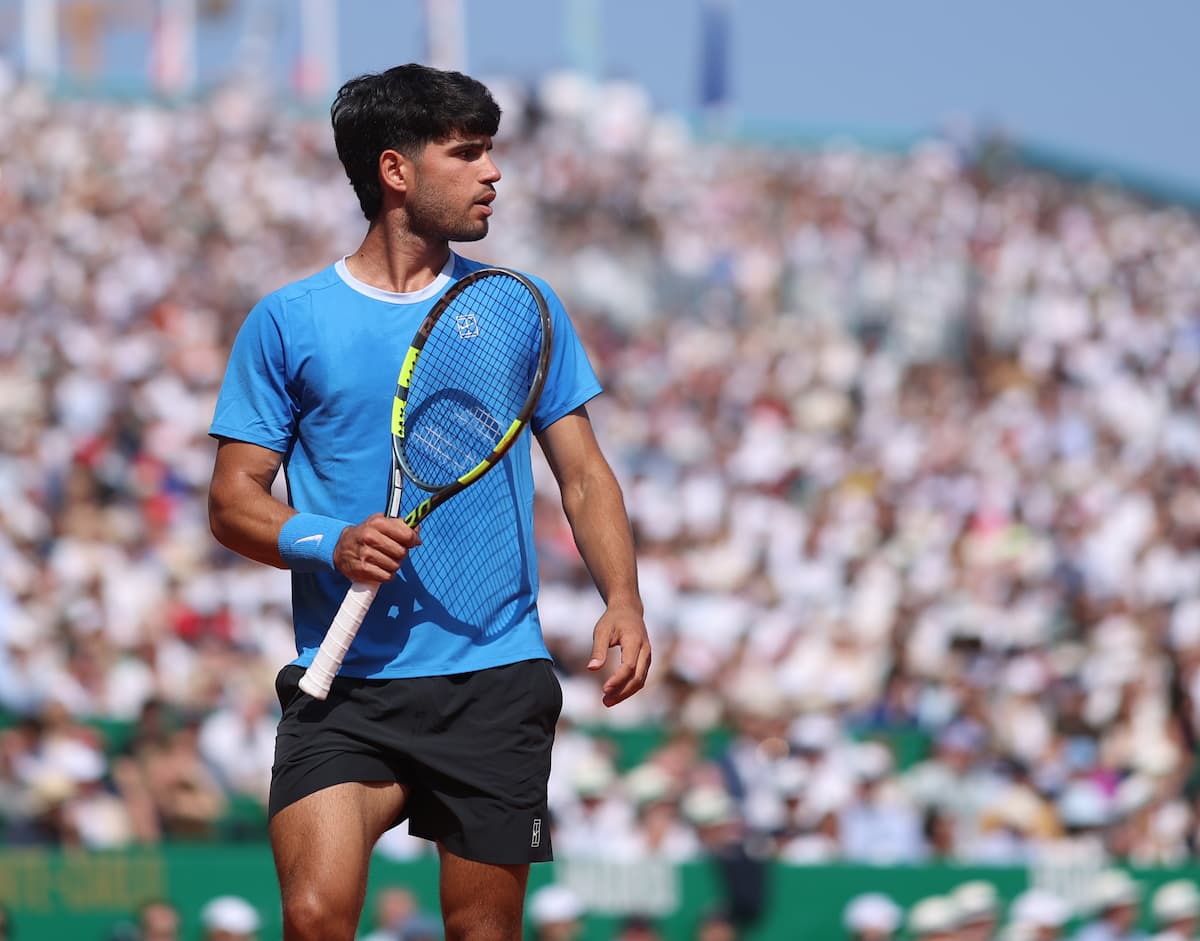 Carlos Alcaraz sonriendo durante la entrevista a pie de pista tras clasificar a la final del Masters 1000 de Montecarlo.