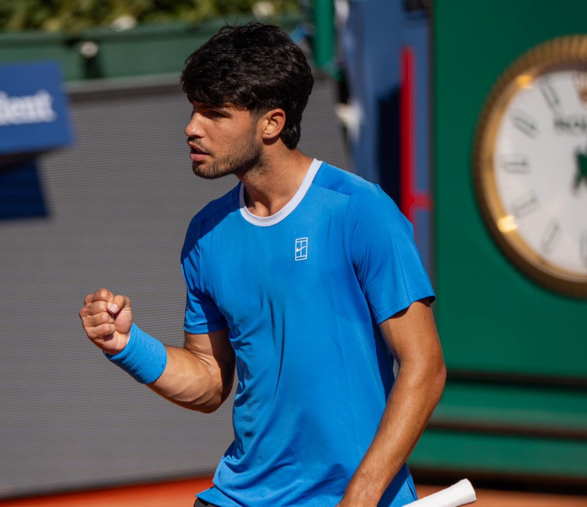 Detalle de la nueva camiseta morada y pantalones cortos con diseño de salpicaduras para Carlos Alcaraz en Roland Garros 2026.