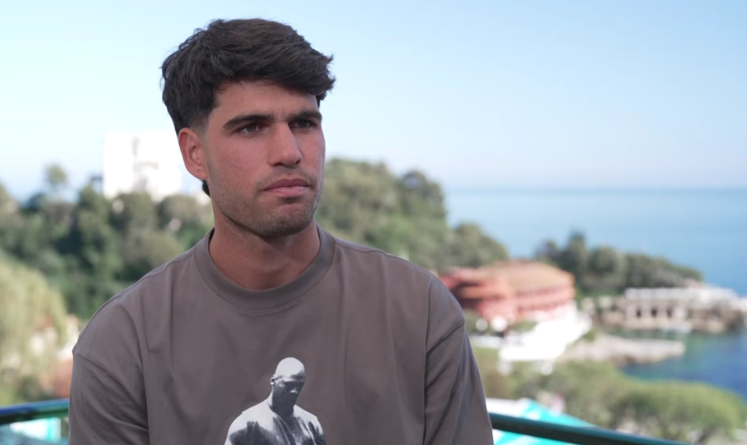 Carlos Alcaraz durante su rueda de prensa en Montecarlo, analizando la condición física de su rival Jannik Sinner.