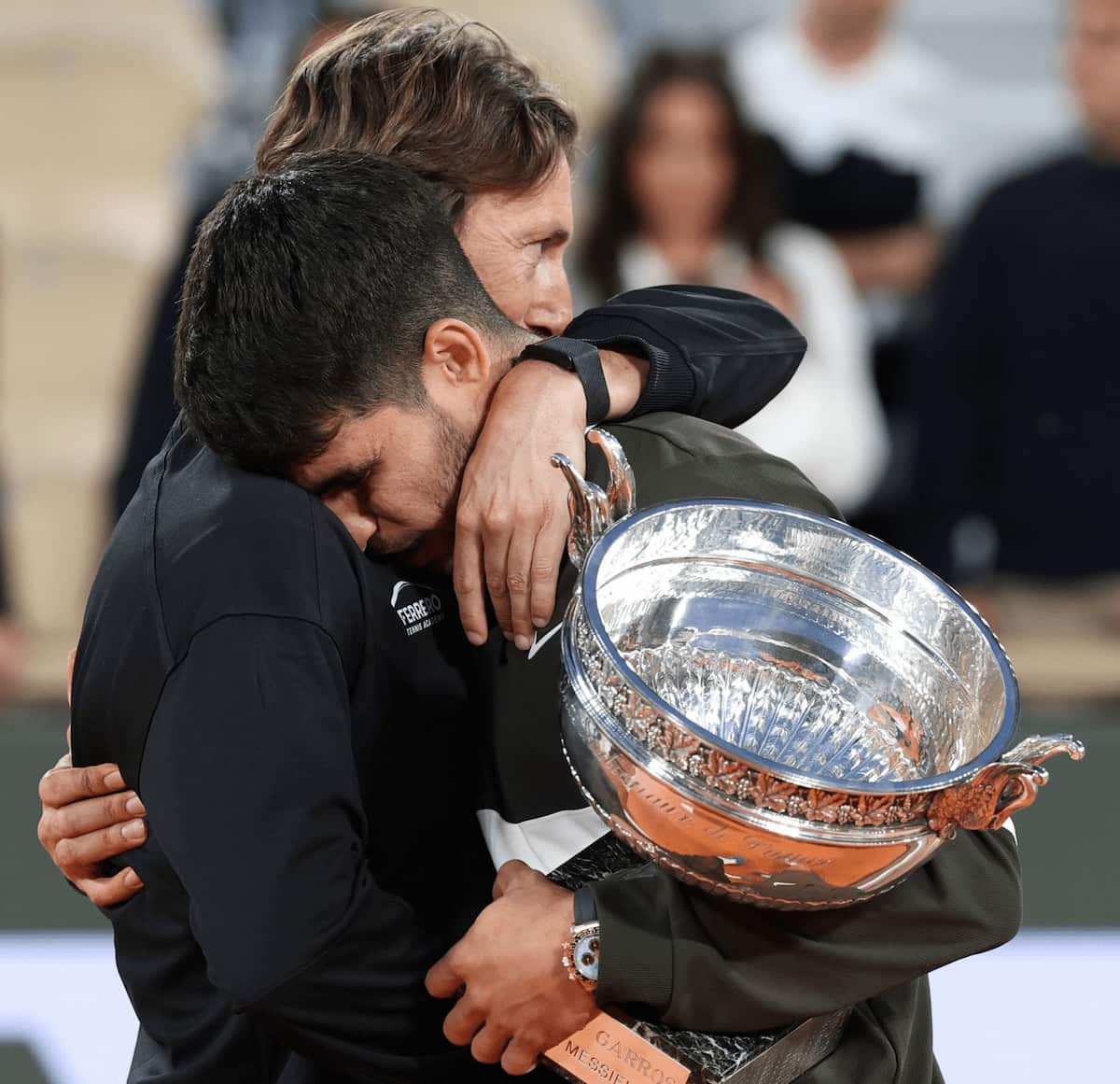 Imagen de archivo de Carlos Alcaraz y Juan Carlos Ferrero abrazándose tras un título, simbolizando su unión histórica.