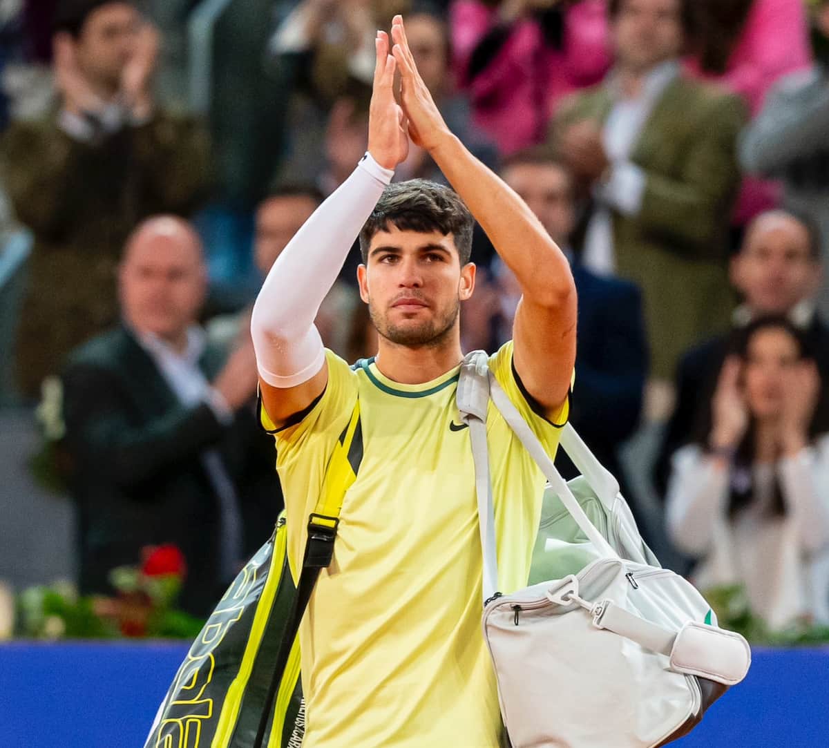 Carlos Alcaraz atendiendo a los medios con una férula visible en su muñeca derecha durante la gala de los Premios Laureus en Madrid.
